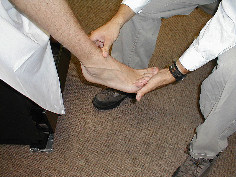 Fil:Neuro exam plantar flexion.jpg